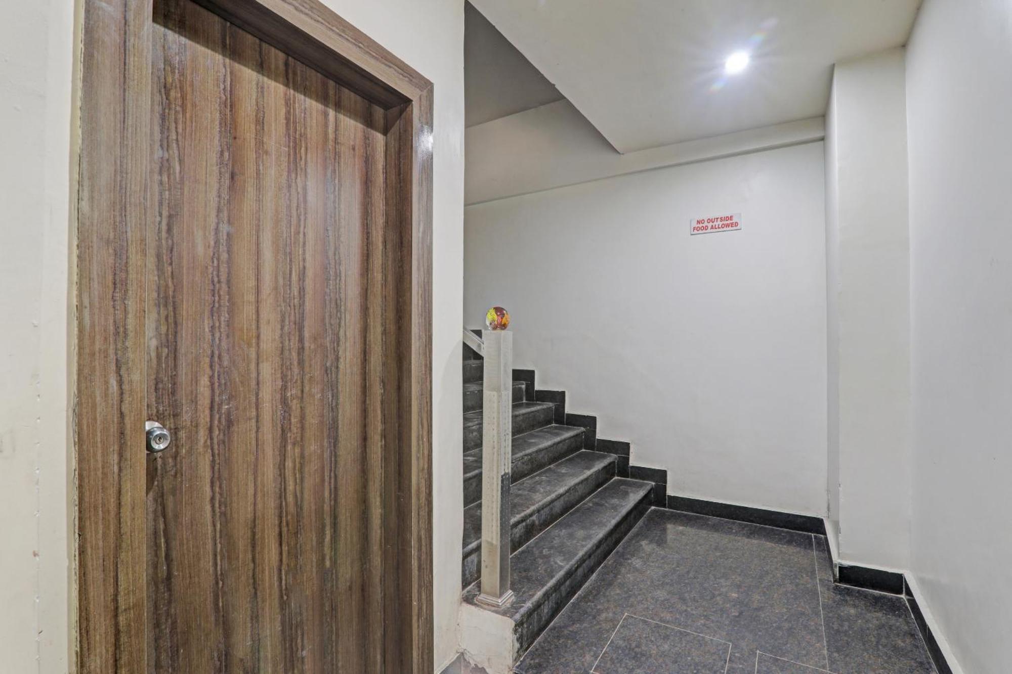 Townhouse 1150 Hotel Dayal Palace Chinhat Exterior photo